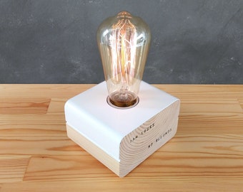 Lampe LED de table blanche moderne, petit pied de lampe nordique personnalisé en bois, cadeau d'anniversaire en bois personnalisé pour lui