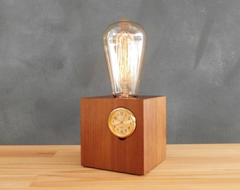 Lampe de table en bois avec horloge, petite lampe de chevet du milieu du siècle, accessoires de bureau personnalisés pour hommes