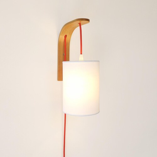 Applique murale en chêne courbé avec abat-jour en lin, lampe de chevet suspendue moderne et artisanale.