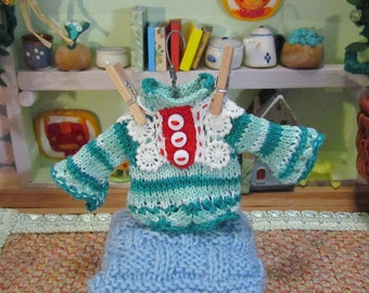 Decoração de Natal em miniatura com suéter natalino para o Dia de Folga do Elfo