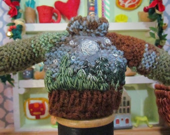 Decoração de suéter em miniatura com paisagem lunar da floresta ao amanhecer