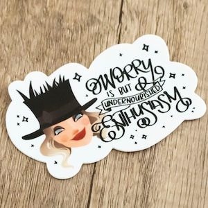 以下が含まれることがあります： 黒いシルクハットと赤い口紅をつけた女性の漫画イラストが描かれた白いステッカー。ステッカーのテキストは「Worry is but undernourished enthusiasm.」です。