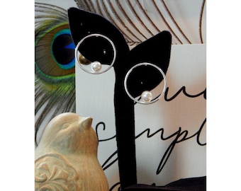 Aros abiertos medianos de estilo bohemio, clásicos, de plata pulida con detalles de una perla de cristal Swarovski blanca - 31650