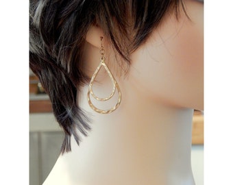 Pendientes largos abiertos de lágrima con diseño shabby chic, martillados en oro antiguo - 32634