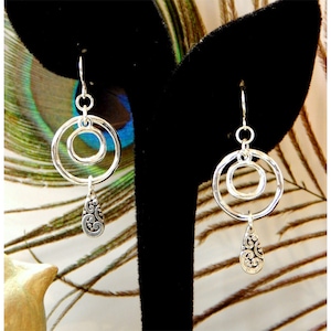 Brighton Inspired Polished Silver Double Graduated Hoop & Floral Filigree Accented Long Fashion Earrings - 30516 bild 1
