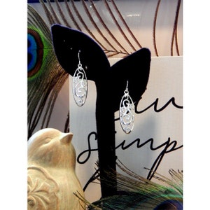 Beautiful Brighton Inspired Featherlite Open Filigree Floral Swirled Elongated Polished Silver Leaf Fashion Earrings - 31692 bild 1