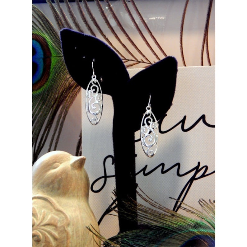 Beautiful Brighton Inspired Featherlite Open Filigree Floral Swirled Elongated Polished Silver Leaf Fashion Earrings - 31692 bild 1