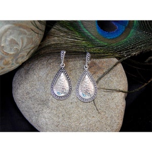 Impresionantes pendientes con forma de lágrima de plata martillada pulida con marco de plata antigua y marcasita inspirados en Brighton - 31319