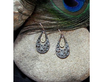 Pendientes de cobre y oro con pátina bruñida, abiertos, con filigrana floral y doble lágrima, inspirados en Brighton - SOLO PERFORACIONES - 31368