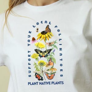 Camiseta con ilustración botánica de plantas nativas que apoyan a los polinizadores / Camiseta con apoyo a la biodiversidad