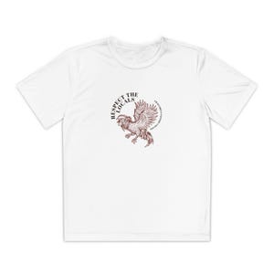 Puede incluir: Camiseta blanca con un gráfico granate de un gallo y el texto "Respect the Locals" en un diseño circular. La camiseta es de cuello redondo y tiene mangas cortas.