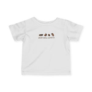 Könnte beinhalten: Weißes Kurzarm-T-Shirt mit dem schwarzen Text "JUST ROLL WITH IT". Das Shirt zeigt eine Grafik von vier braunen Rollasseln. Ein lässiges und lustiges Design für Kinder.