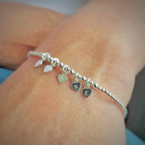 Pulsera personalizada con iniciales familiares, regalo para mamás, joyería con dije de mini corazones de plata de ley.