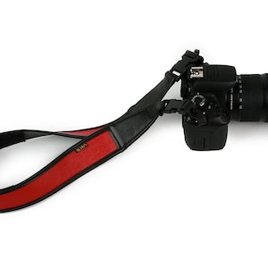 Rotes und schwarzes Weiches Cabretta Leder Kameraband - Chili Pepper Regular