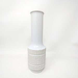 1960-talsvas Thomas Arcta – Vintage vit bisqueporslin – Op Art Relief Décor – Tysk modernistisk design från mitten av århundradet – 21,5 cm hög