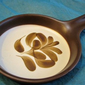 Vintage koekenpan Figgjo Flint Noorwegen &quot;Pompeii&quot; – Scandinavische Flameware Pan – Aardewerk kookgerei uit de jaren 70 – schattig handbeschilderd keramiek uit de Mid Century