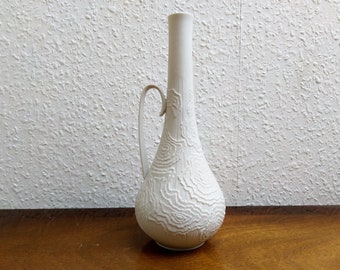 Jarrón vintage AK Kaiser – Porcelana blanca bisque – Arte óptico de los años 60 – Elegante diseño modernista alemán de mediados de siglo – Relieve de madera petrificada fosilizada