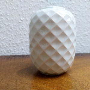 Kleine Op Art Vase – 60er Jahre Thomas (Rosenthal) weiß vintage Porzellan – geometrisches Relief Dekor – Mid Century Modernist Design