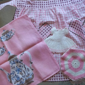 Lot  4 vintage items Kitchen Linens Kitchen Towels Tea Towels Living 50&#39;s Vintage Collectible T-Towel vintage apron vintage crochet hot pads