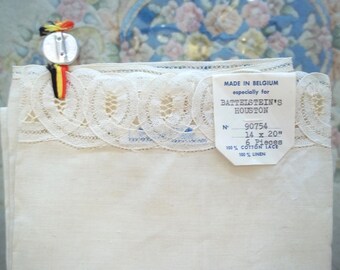 May include: White linen fabric with a white cotton lace trim. The fabric has a label that reads "Made in Belgium, especially for Battelstein's Houston, N 90754, 14 x 20", 6 Pieces, 100% Cotton Lace, 100% Linen".