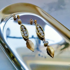 Orecchini di perla non corrispondenti, orecchini geometrici in ottone con charms foglia