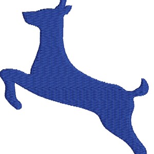 Pode incluir: Uma silhueta bordada em azul escuro de um veado a saltar de perfil. O design apresenta um padrão de pontos texturizados em toda a forma, delineando claramente a galhada, a cabeça, o corpo e as patas do animal numa forma sólida e plana.