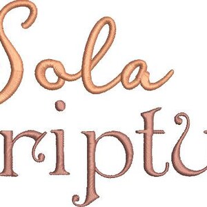 Puede incluir: Sola Scriptura, una frase en latín, está escrita en una fuente cursiva decorativa. La palabra "Sola" está en un tono de marrón más claro, mientras que "Scriptura" está en un tono de marrón más oscuro.