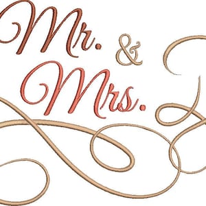 Puede incluir: Un diseño de bordado que presenta el texto Mr. & Mrs. en una fuente cursiva de color coral. El diseño incluye elaborados remolinos decorativos en hilo de color tostado claro que se extienden debajo y alrededor de las letras.