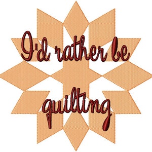 Op de afbeelding: Een bruin en oranje stervormig ontwerp met de tekst "I'd rather be quilting" in rood.
