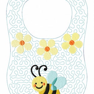 Pode incluir: Um babador com um padrão bordado de linhas sinuosas azul-claras, três flores amarelo-pálido com centros laranja e uma abelha sorridente com listras amarelas e pretas, um pequeno sorriso preto e asas azul-claras translúcidas.