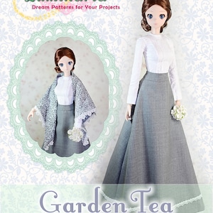 Op de afbeelding: Een naaipatroon voor een Garden Tea-jurk voor een pop van 60 cm. Het patroon bevat stapsgewijze foto's. De pop draagt een wit blouse, een grijze rok en een kanten shawl.