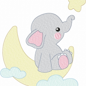 Può includere: Un disegno da ricamo raffigurante un elefante grigio con orecchie e guance rosa seduto su una luna crescente gialla. Il disegno include due nuvole azzurre alla base della luna e una piccola stella gialla posizionata sopra l'elefante.