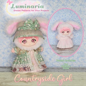 Könnte beinhalten: Eine Plüschpuppe mit einem grünen Kleid mit Blumenmuster, einem passenden Hut mit rosa Hasenohren und einem rosa Mantel. Die Puppe ist etwa 17 cm groß. Das Bild enthält den Text "Countryside Girl" und "Sewing Pattern".