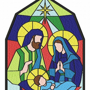 Può includere: Un'immagine in stile vetrata che rappresenta la scena della Natività. Maria, Giuseppe e il bambino Gesù sono raffigurati in un design colorato e geometrico. Una stella brilla sopra la sacra famiglia.
