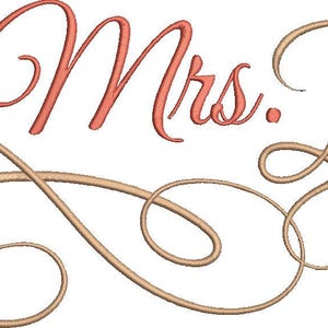 Puede incluir: Un diseño de bordado que presenta el texto Mrs. en una fuente cursiva de color coral. Debajo del texto hay un gran adorno decorativo en color beige claro que se enrosca y gira, creando un patrón fluido y elegante en toda la base.