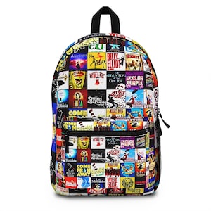 Peut inclure: Un sac à dos noir avec un imprimé coloré de logos et de titres de spectacles de Broadway. Le sac à dos a un compartiment principal zippé et deux poches latérales.