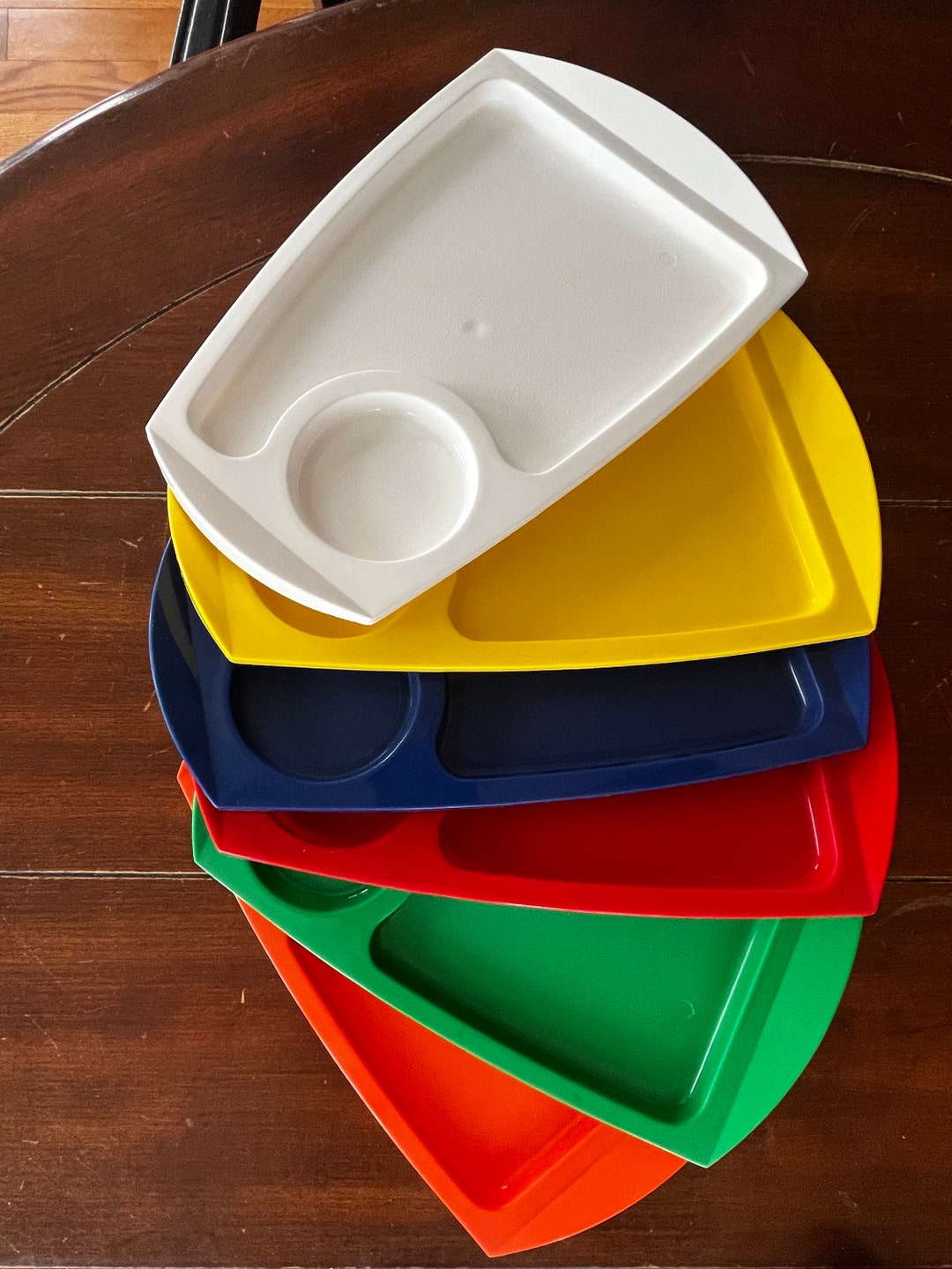Ensemble Russel Dinnerware vintage 13 pièces jaune et vert, vaisselle camping rétro, plastique rigide, étiquette originale, Canada - France
