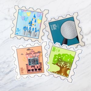 Pode incluir: Quatro autocolantes quadrados desenhados como selos postais. Um mostra um castelo azul com balões, rotulado 71¢ MK. Outro apresenta uma esfera geodésica cinzenta, rotulada EPCOT 82¢. Um terceiro retrata um edifício cor-de-rosa, rotulado 89¢ HS. O último mostra uma árvore verde, rotulada 98¢ AK.