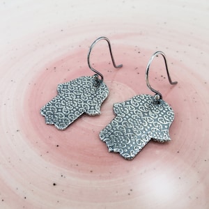 Srebrne wiszące kolczyki, minimalistyczne kolczyki Hamsa, kolczyki z amuletem na szczęście, kolczyki z ręką Fatimy, duchowy prezent biżuteryjny dla dziewczyny
