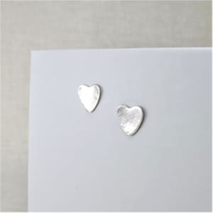 Delicati orecchini a bottone minimalisti fatti a mano da indossare tutti i giorni, piccoli orecchini a forma di cuore in argento sterling, orecchini con biglietti di auguri regalo per San Valentino