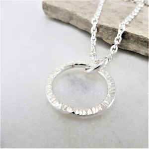 Mały naszyjnik ze srebra próby 925 · Prezent urodzinowy dla niej · Nowoczesny naszyjnik warstwowy · Naszyjnik z młotkowanego koła · Minimalistyczny naszyjnik zen