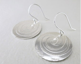 Boucles d'oreilles pendantes en argent, cadeau de proposition de demoiselle d'honneur, boucles d'oreilles à disque en spirale simple, boucles d'oreilles uniques, boucles d'oreilles minimalistes Boho faites à la main