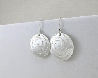 Pendientes de disco en espiral de plata de ley, ligeros y texturizados para orejas sensibles, un elegante regalo de joyería de plata para ella, hechos a mano en Canadá.