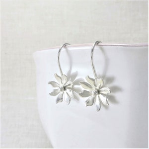 Tiny Silver Daisy Earrings, Minimalist Botanical Jewelry for Nature Lover, Bridesmaid Gift Ideas for Wedding Jewelry, Cottagecore Aesthetic