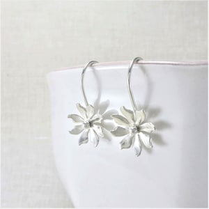 Tiny Silver Daisy Earrings, Minimalist Botanical Jewelry for Nature Lover, Bridesmaid Gift Ideas for Wedding Jewelry, Cottagecore Aesthetic