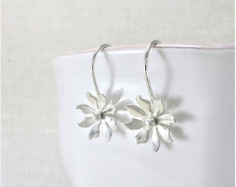 Tiny Silver Daisy Earrings, Minimalist Botanical Jewelry for Nature Lover, Bridesmaid Gift Ideas for Wedding Jewelry, Cottagecore Aesthetic