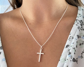 Colgante de cruz pequeña de plata martillada, collar de cruz cristiana, joyería religiosa minimalista moderna, regalo para mamá, collar con dije de cruz simple.