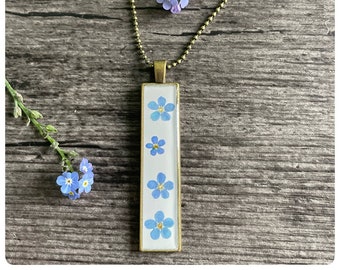 collier allongé | vraies fleurs de myosotis | aspect vintage | blanc