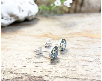 mini clous d'oreilles en argent véritable avec de véritables fleurs de carottes sauvages en gris, chacune d'environ 6 mm de diamètre