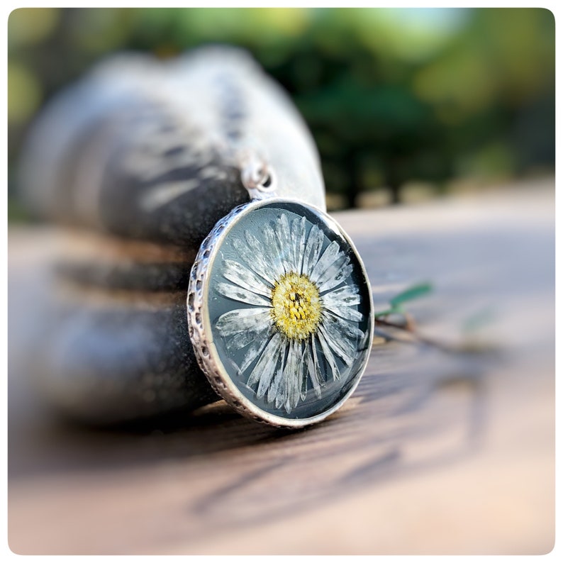 Antique look around Thousand-beautiful grey daisy necklace silver-coloured